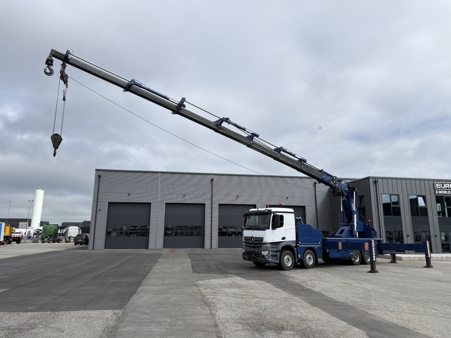 Mercedes Arocs 4153 8x4 Kran MPG 220 TM7 (Kun 8000 km)