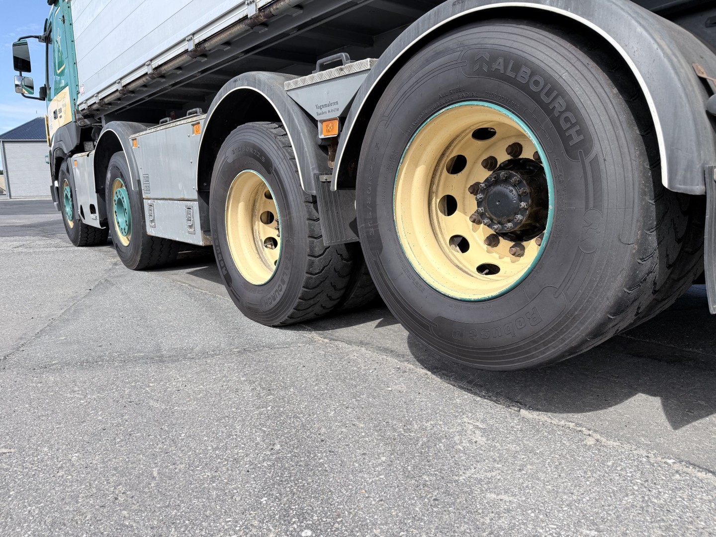 Volvo FMX500 8x4 med løftbogie HMF Pendeltip