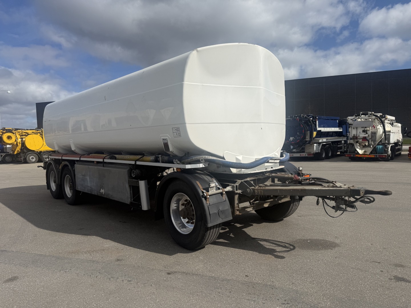 HMK Bilcon 27.000 l. ADR 5 rum