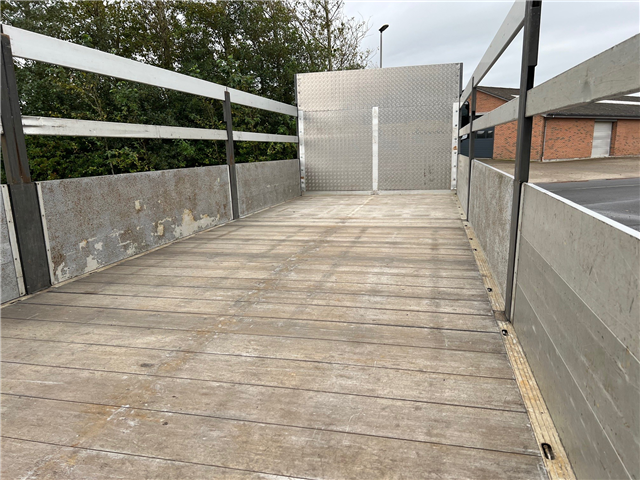 Mercedes 2535 6X2*4 med Åben alulad og lift