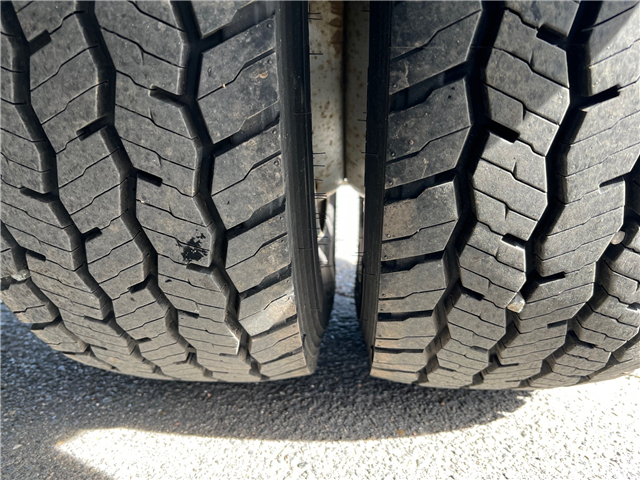 Volvo FL210 lad med skydepresning og stor lift