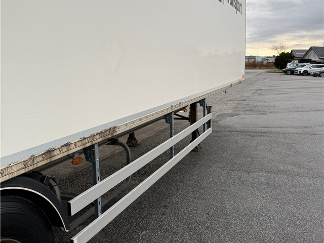 Fruehauf Boxtrailer med lift og rullebagdør sælges (NYSYNET)