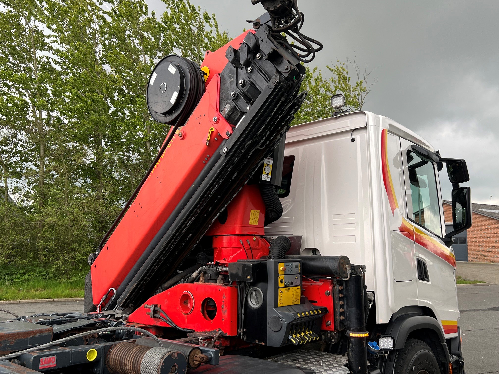 Scania R500 8X4 med Palfinger PK26002 kran og Sawo hejs