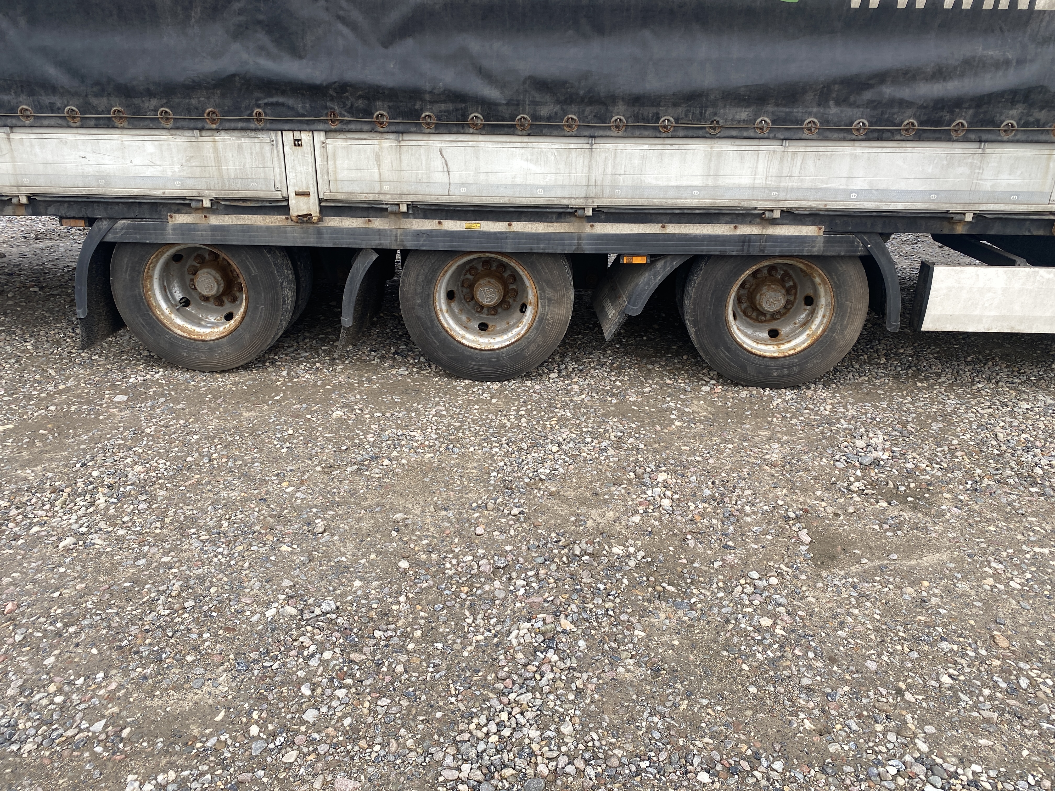 Krone 3-akslet nedbygget med alusider samt skydetag