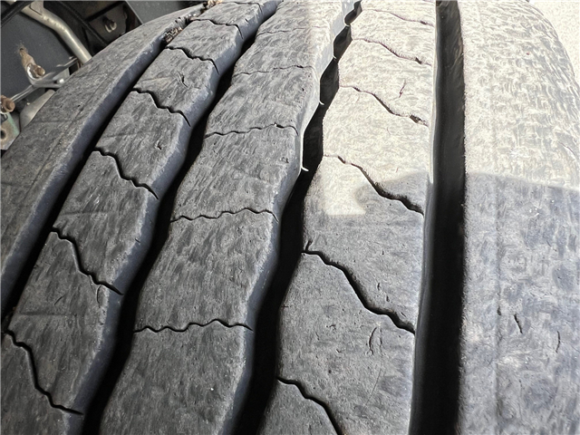 Volvo FL210 lad med skydepresning og stor lift