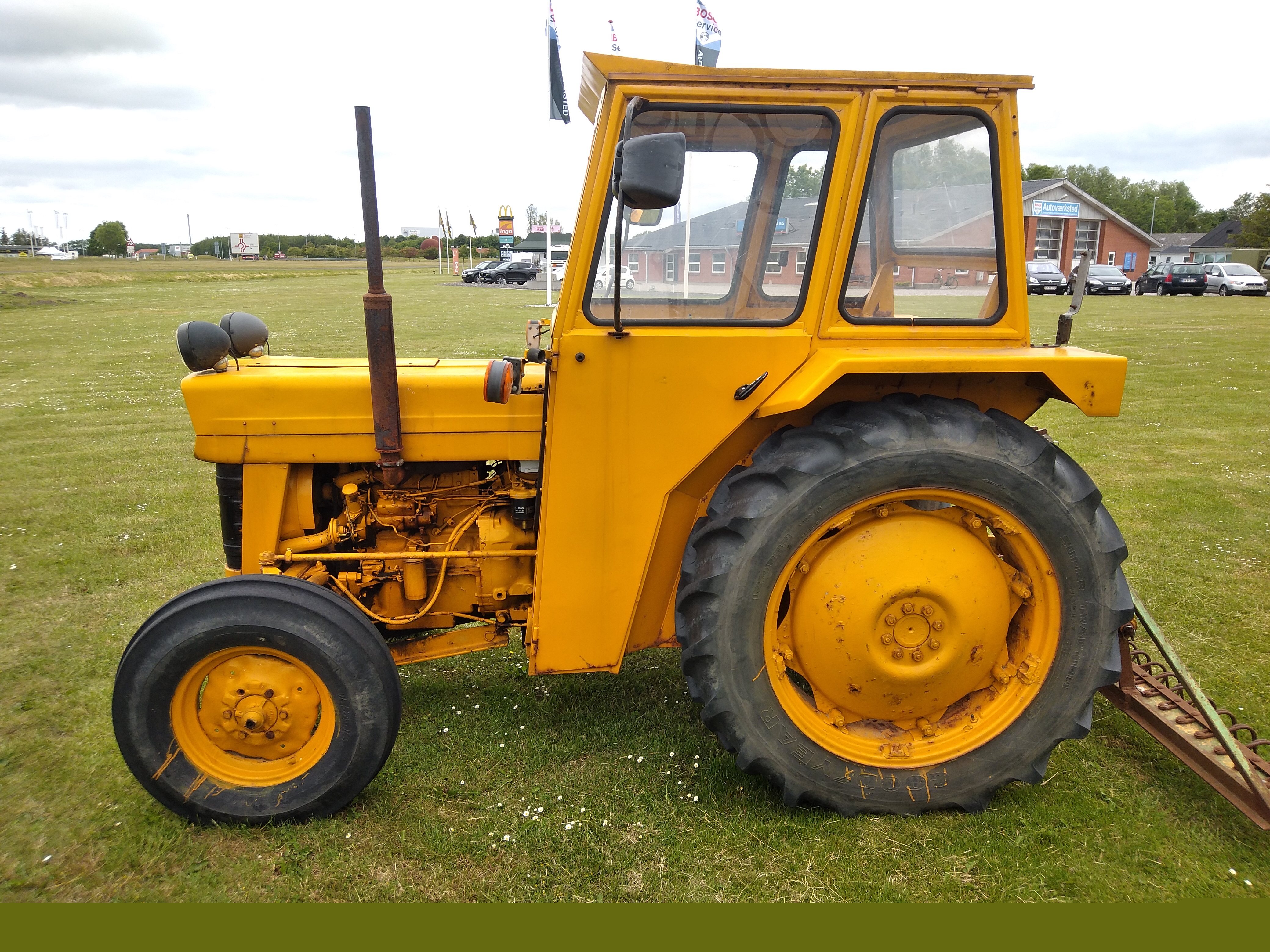 Massey Ferguson Traktor med riv påmonteret