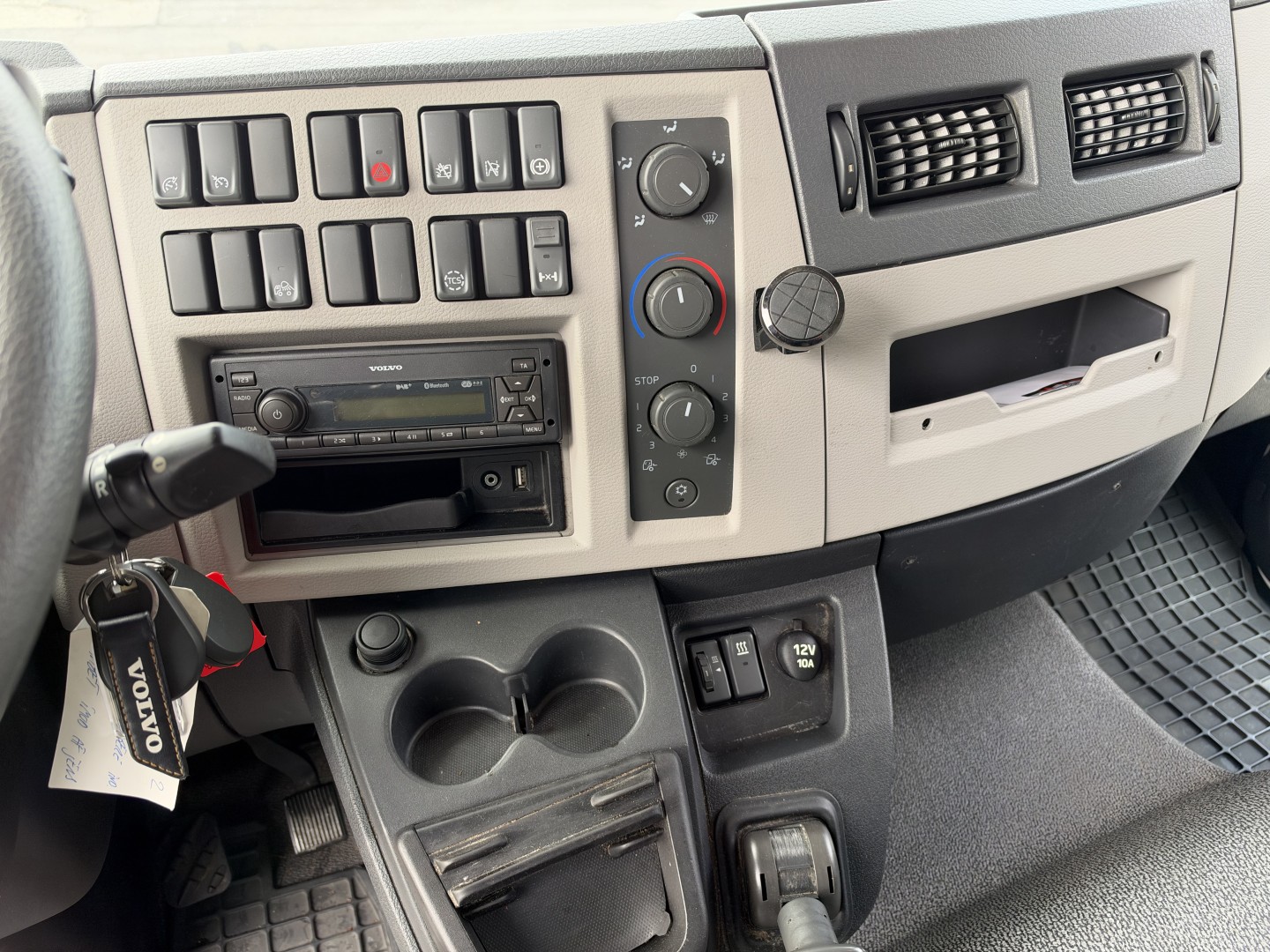 Volvo FL250 4x2 7,45 m. fast kasse med 2,5 t. lift