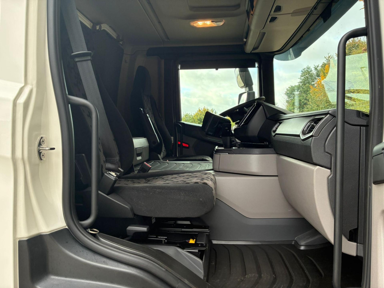 Scania P 250 B4x2NB Boks/lift