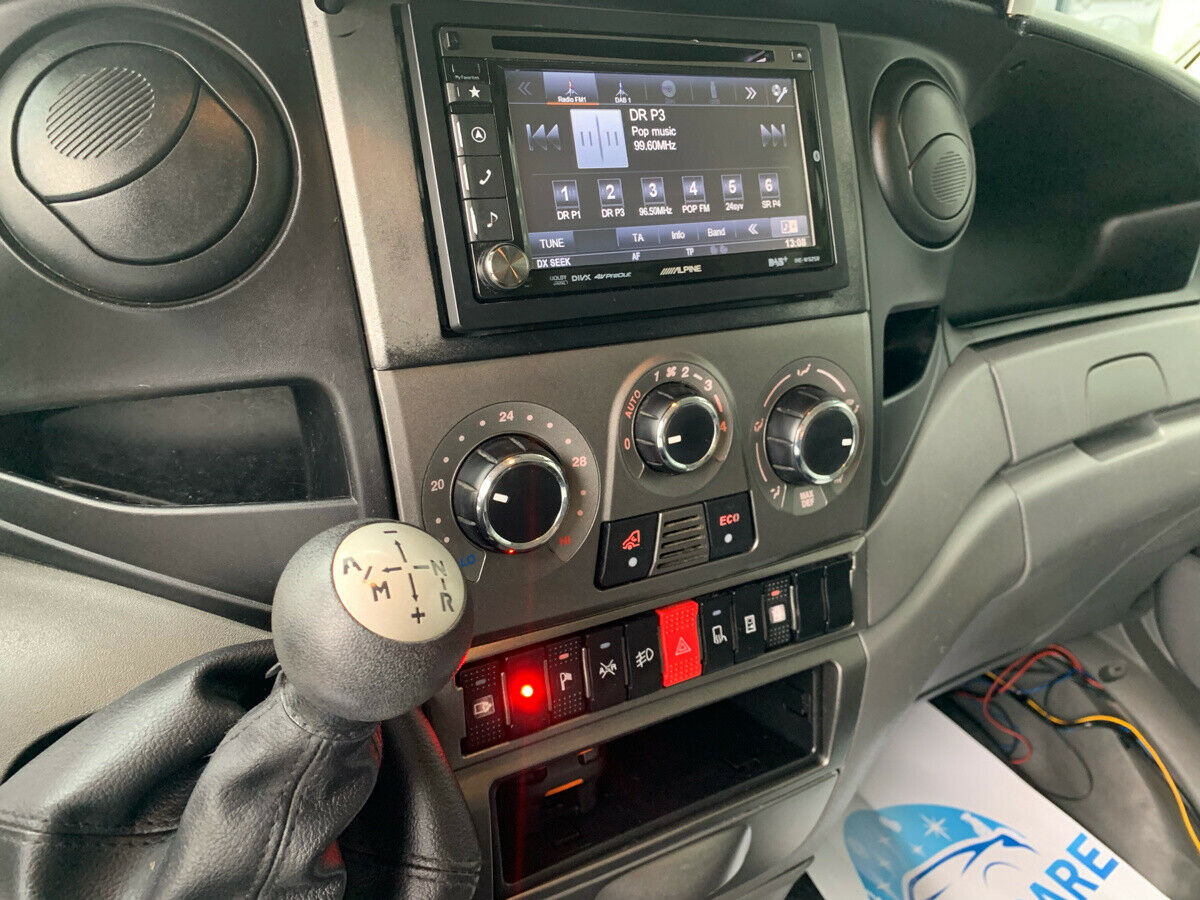 Iveco 35S17 LA/P Box/lift