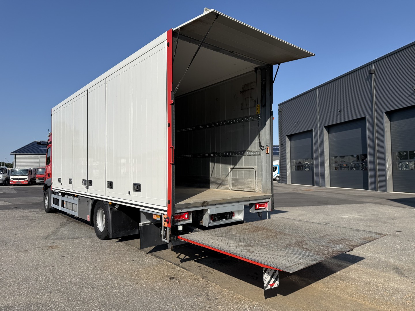 Mercedes Actros 1832 4x2 Fuld sideåbning 8,0 m. Alukasse