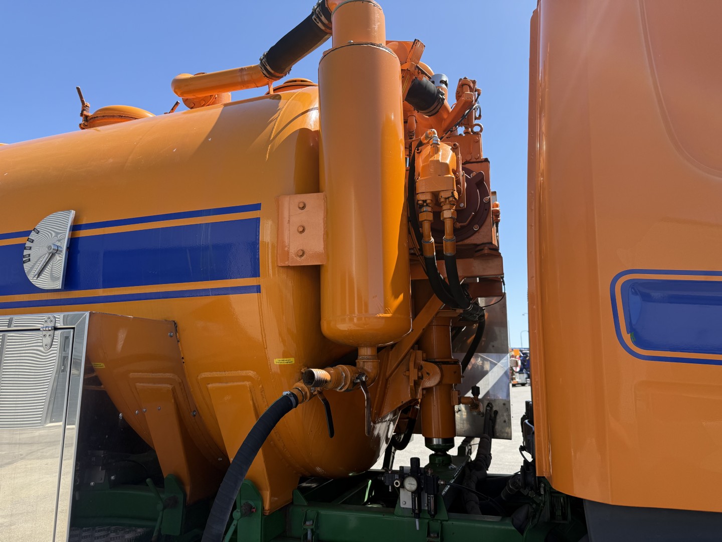 Scania P360 6x2*4 12.500 l. Korp & Son Slamsuger
