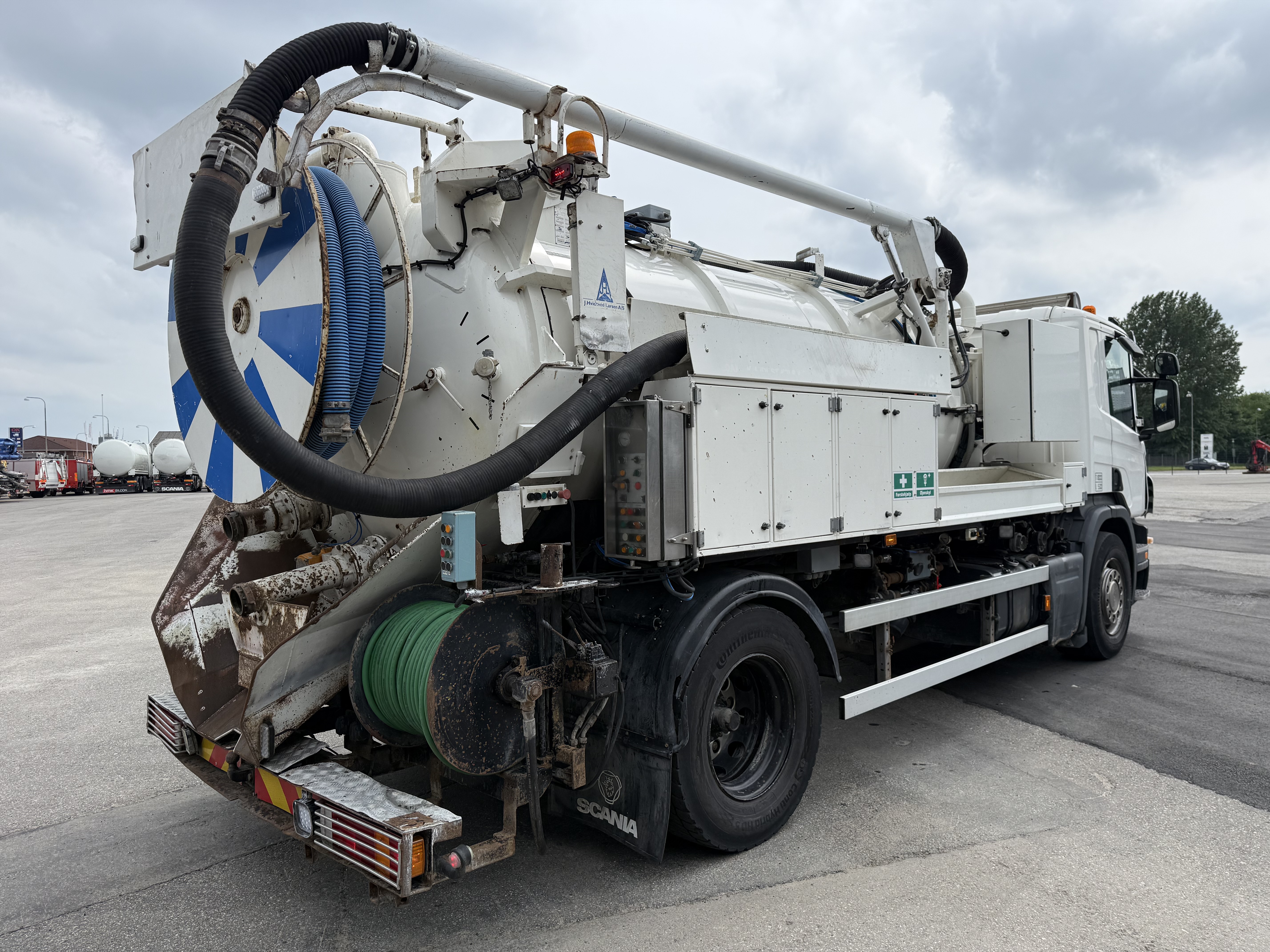 Scania P270 4x2 Hvidtved Larsen 7000 L Sugearm