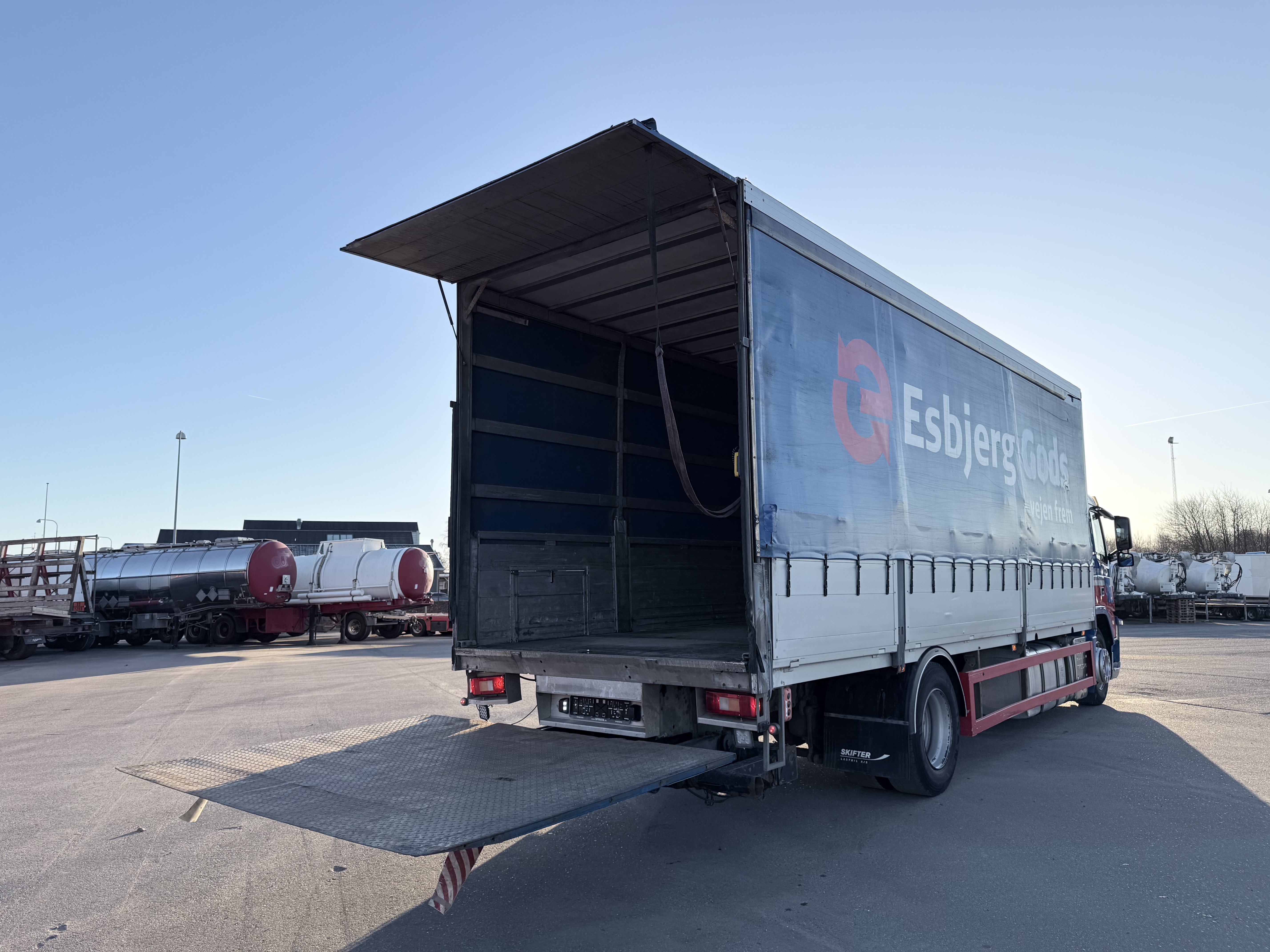 Volvo FM 330 7,7 m 4x2 Fragtlad & lift