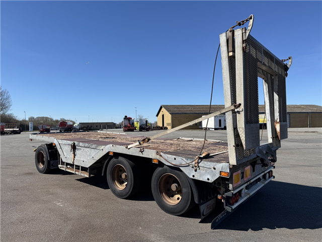 Fliegl FLT328 3 akslet Maskinanhænger m/hjulbrønd