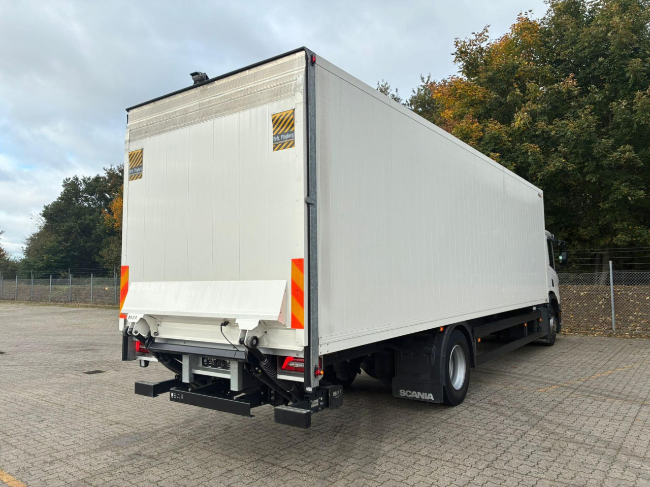 Scania P 250 B4x2NB Boks/lift