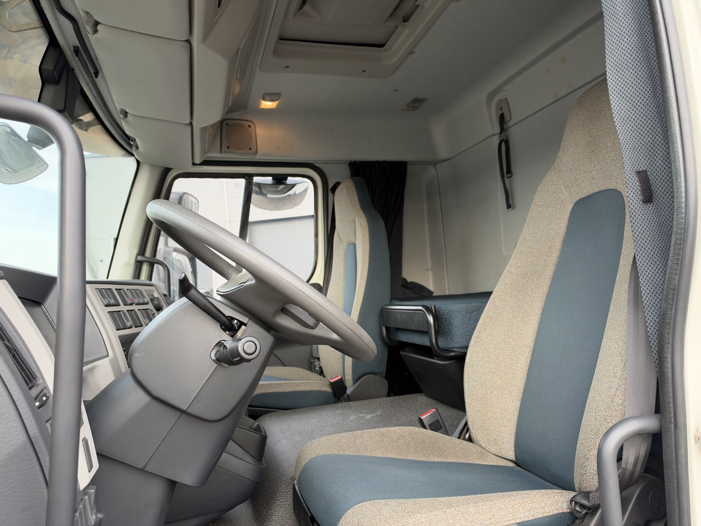 Volvo FL250 4x2 7,45 m. fast kasse med 2,5 t. lift