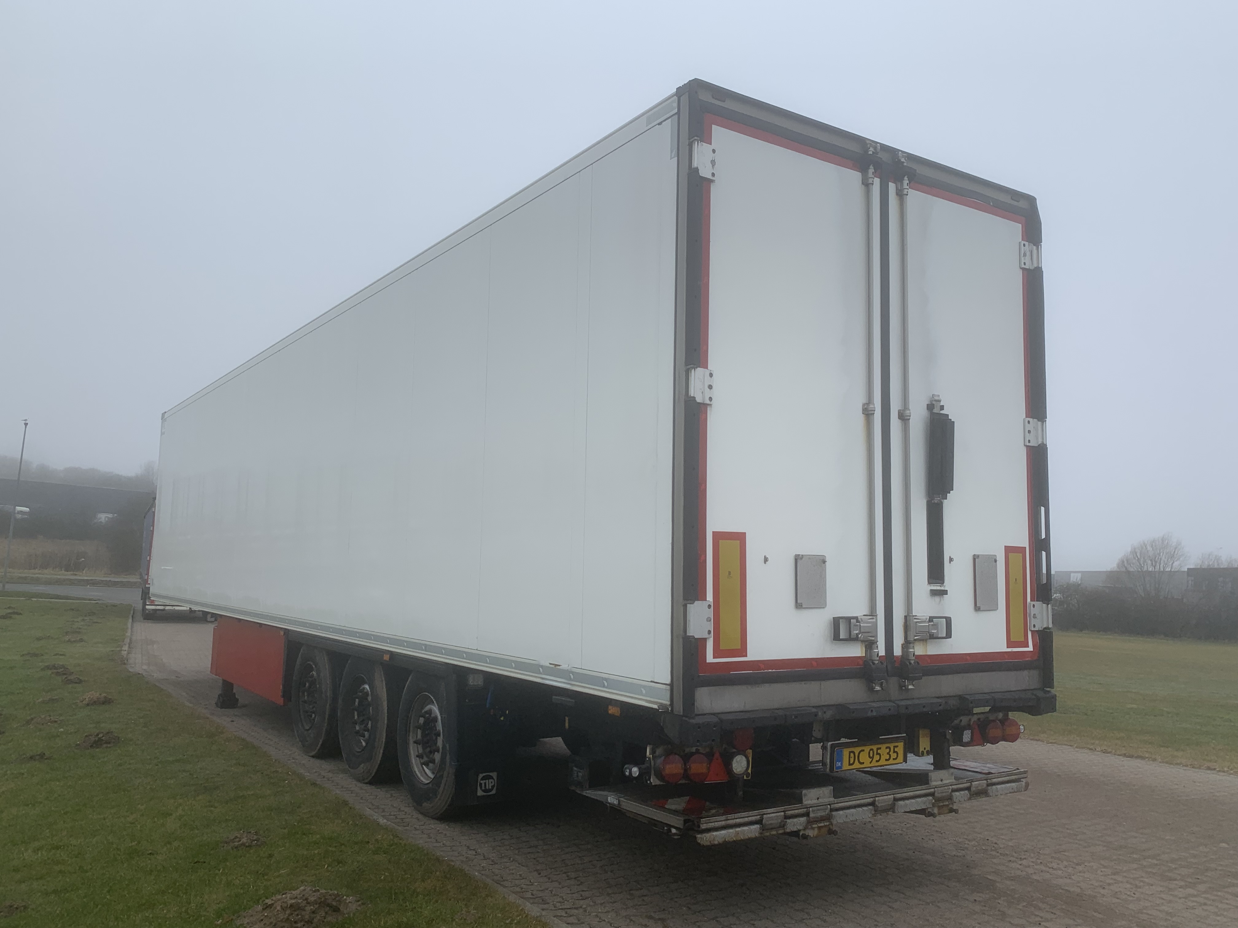 Schmitz Cargobull 3-akslet køletrailer m. lift