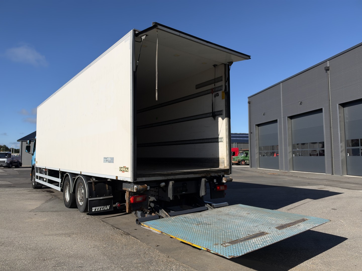 Volvo FE320 6x2*4 Chereau Carrier Supra 1250 Nordic