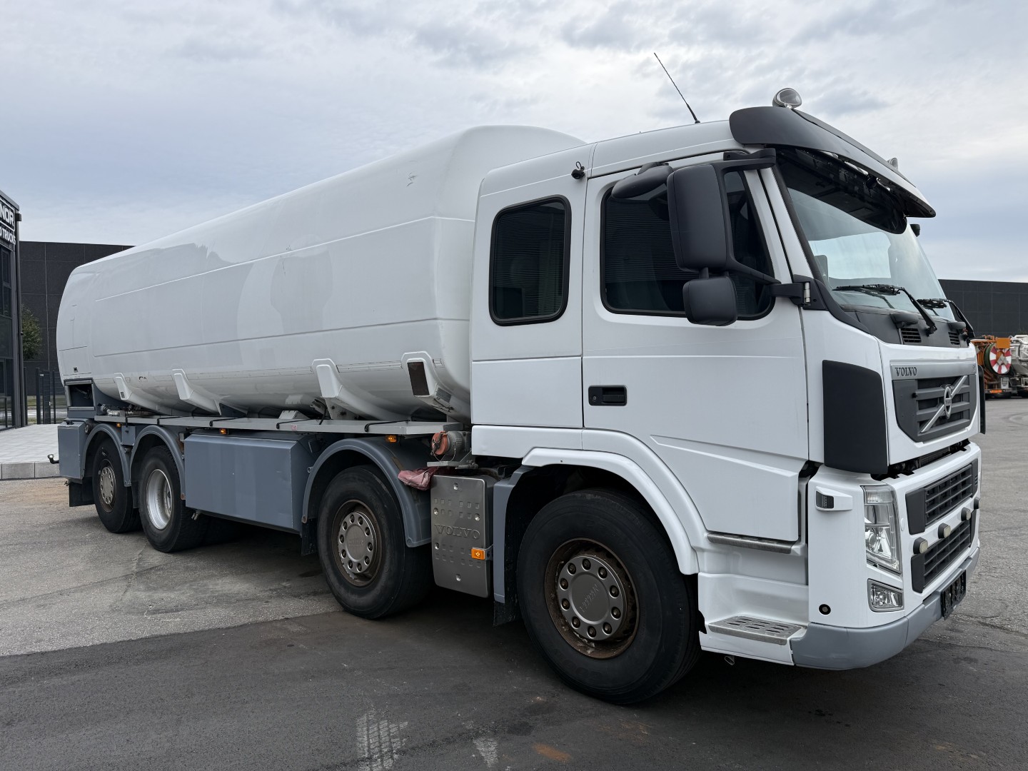 Volvo FM460 8x2*6 24.125 l. ADR Tank