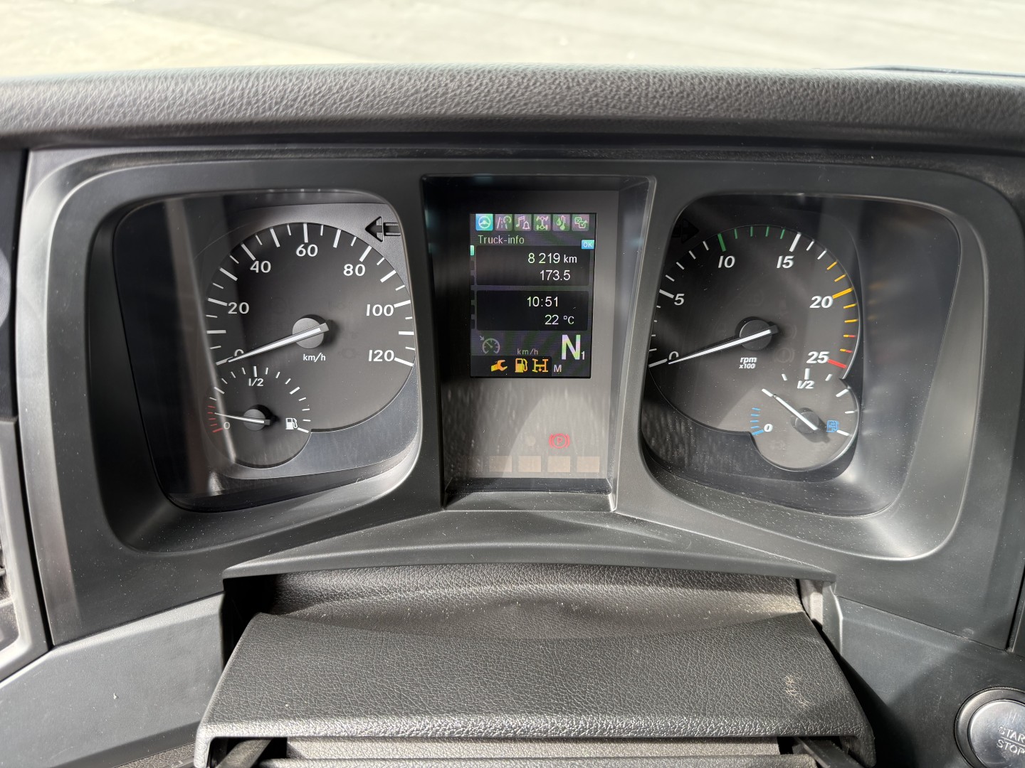 Mercedes Arocs 4153 8x4 Kran MPG 220 TM7 (Kun 8000 km)