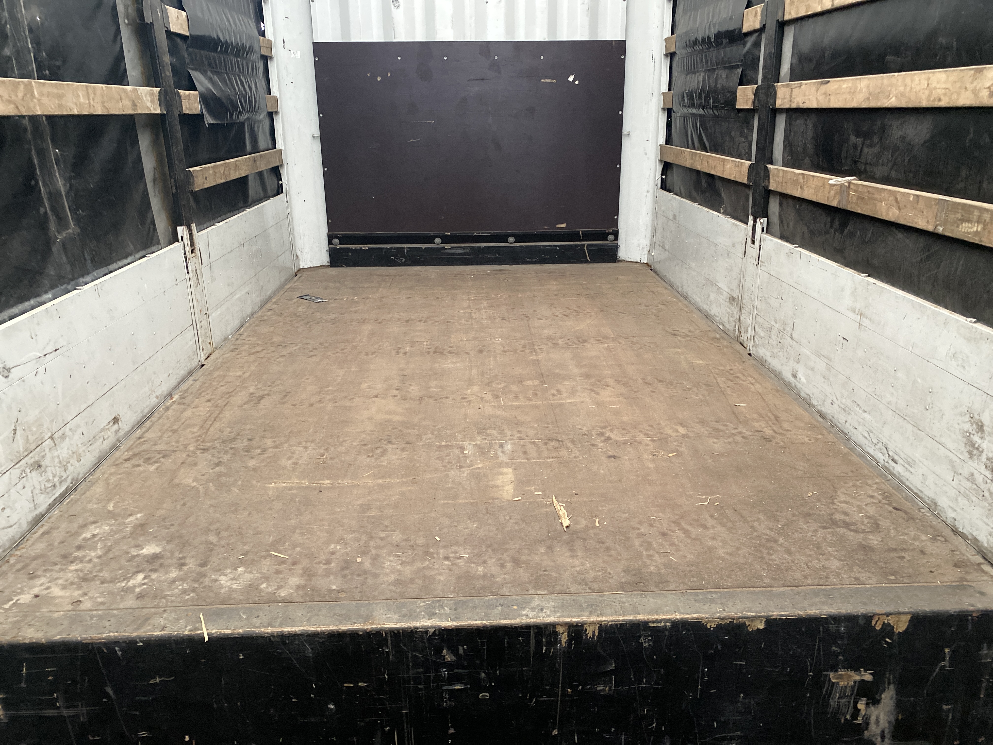 Krone 3-akslet nedbygget med alusider samt skydetag