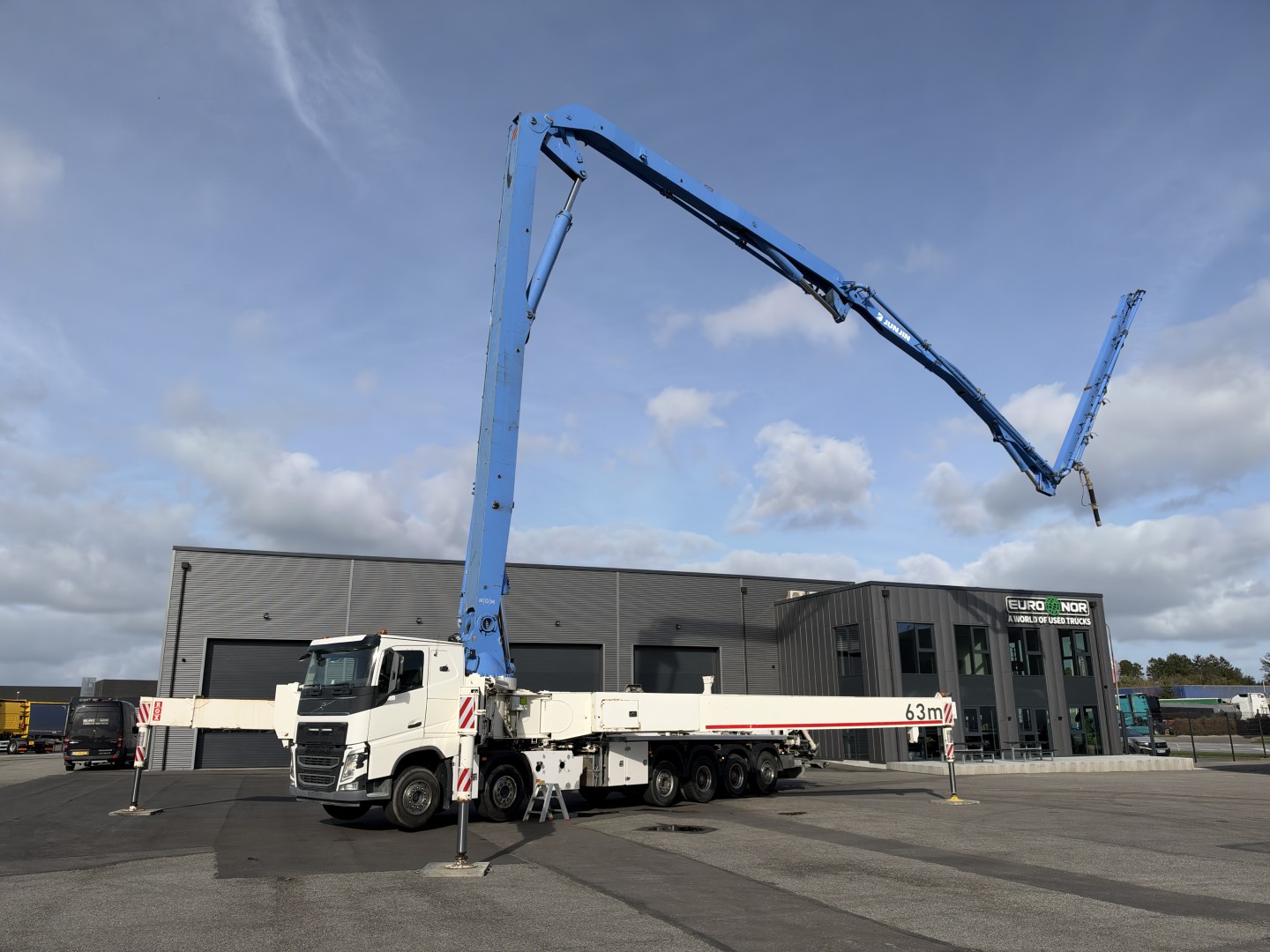 Volvo FH16/750 12x4/8 JUNJIN JJRZ 63 m. Betonpumpe
