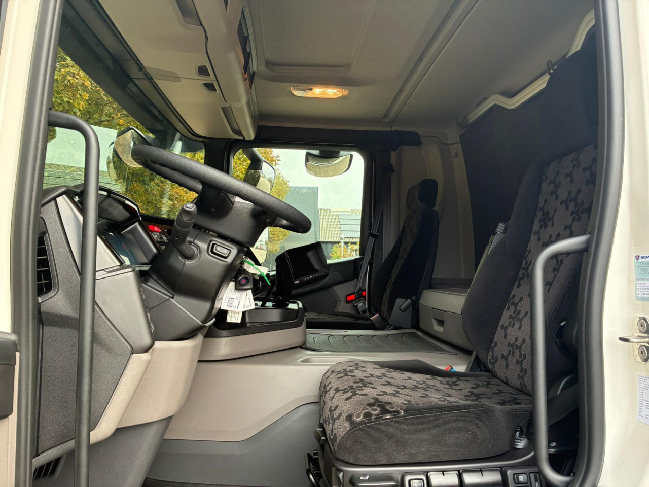 Scania P 250 B4x2NB Boks/lift