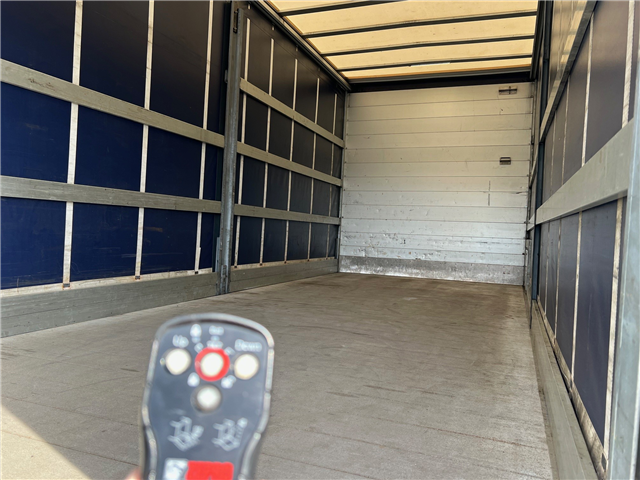 Volvo FL210 lad med skydepresning og stor lift