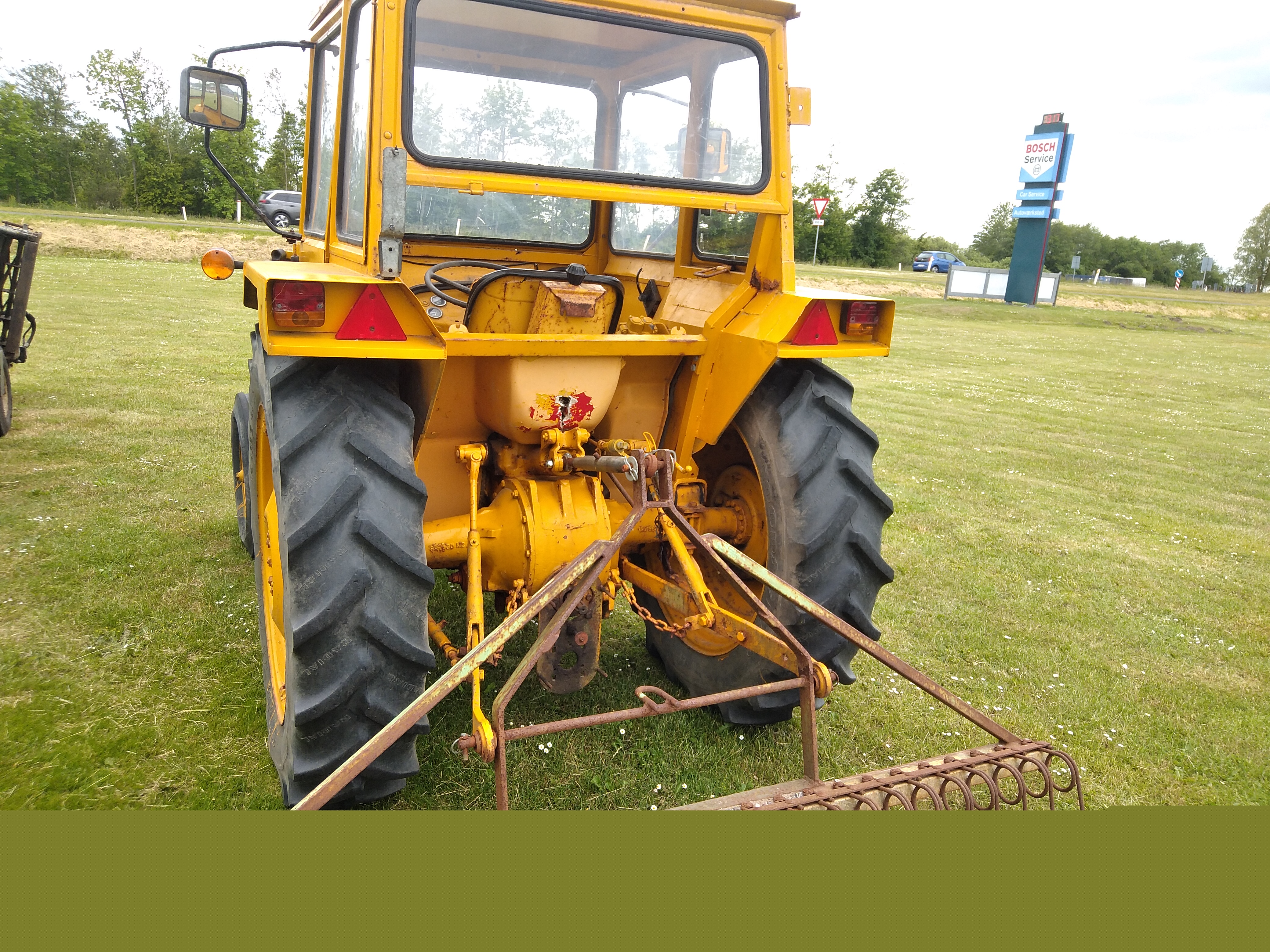 Massey Ferguson Traktor med riv påmonteret