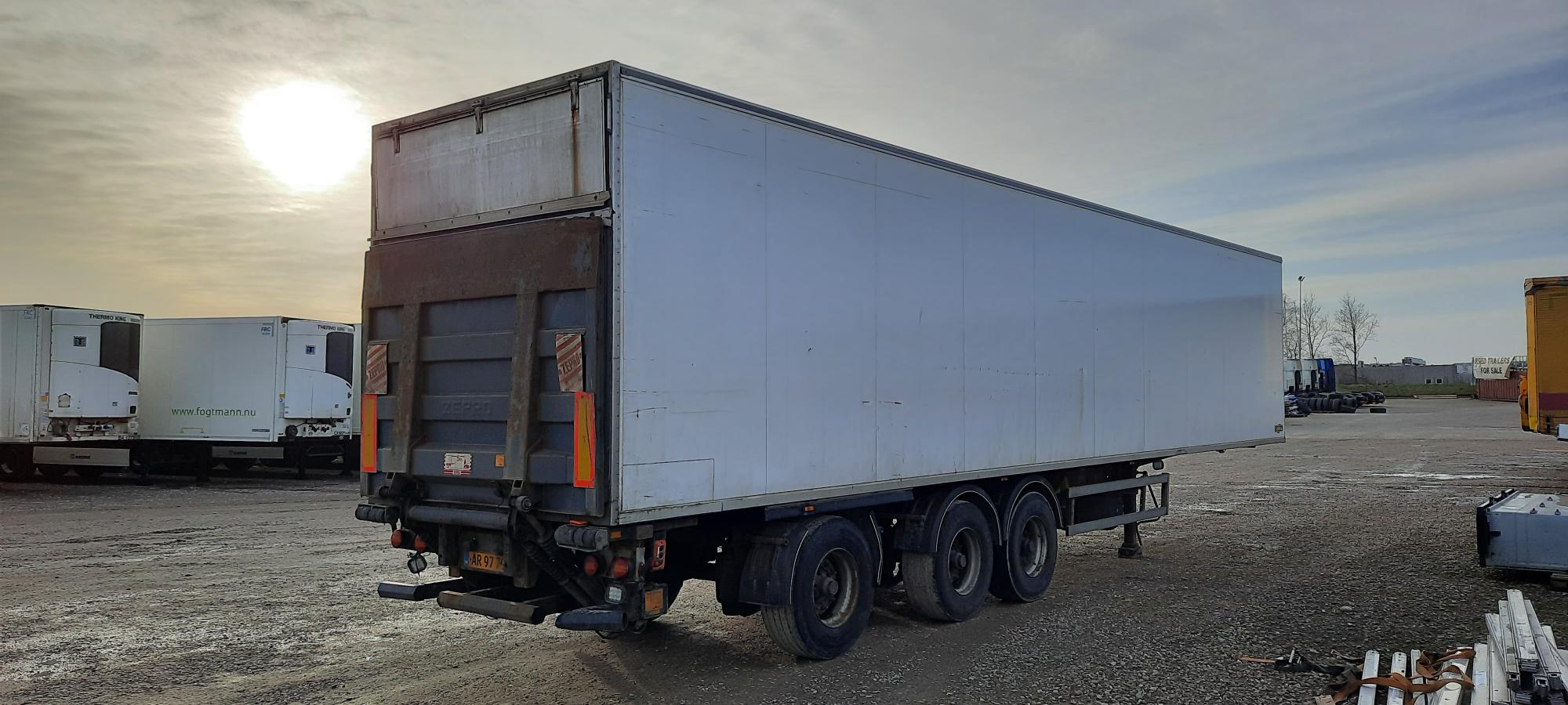 Chereau Køletrailer med opretstående lift
