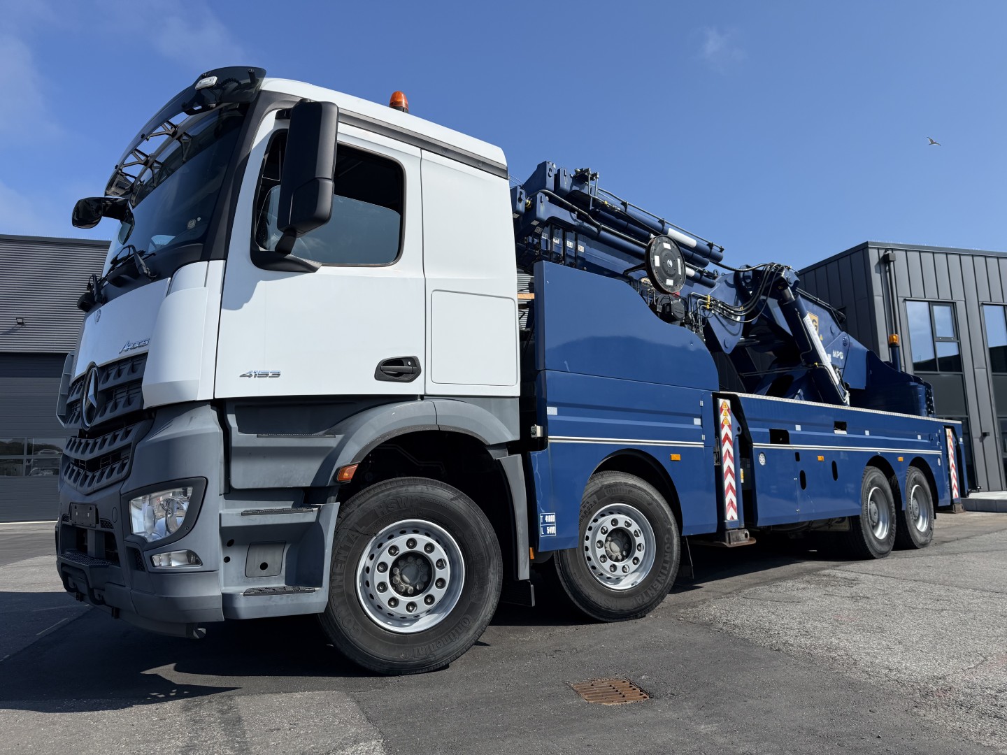 Mercedes Arocs 4153 8x4 Kran MPG 220 TM7 (Kun 8000 km)