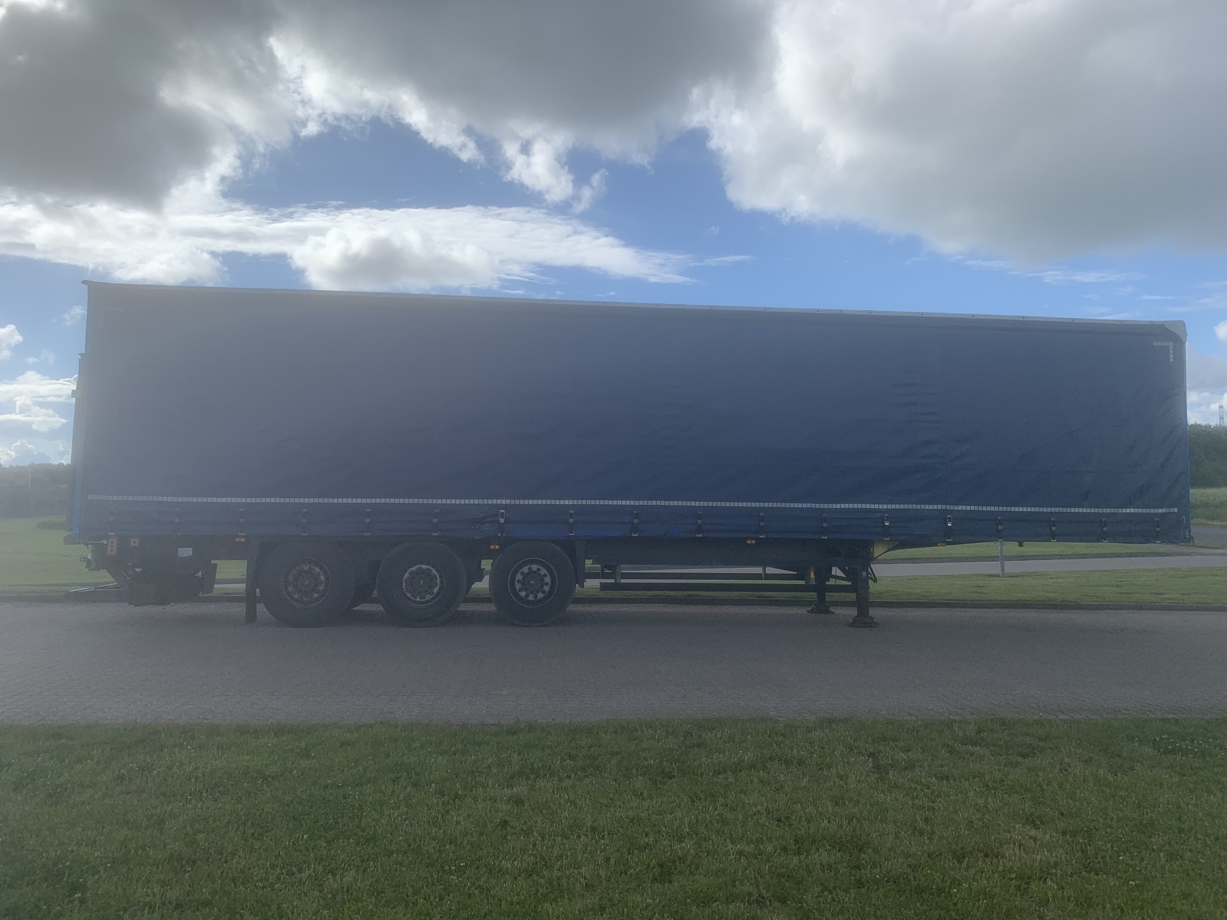 Schmitz Cargobull 3-akslet Gardintrailer m. lift