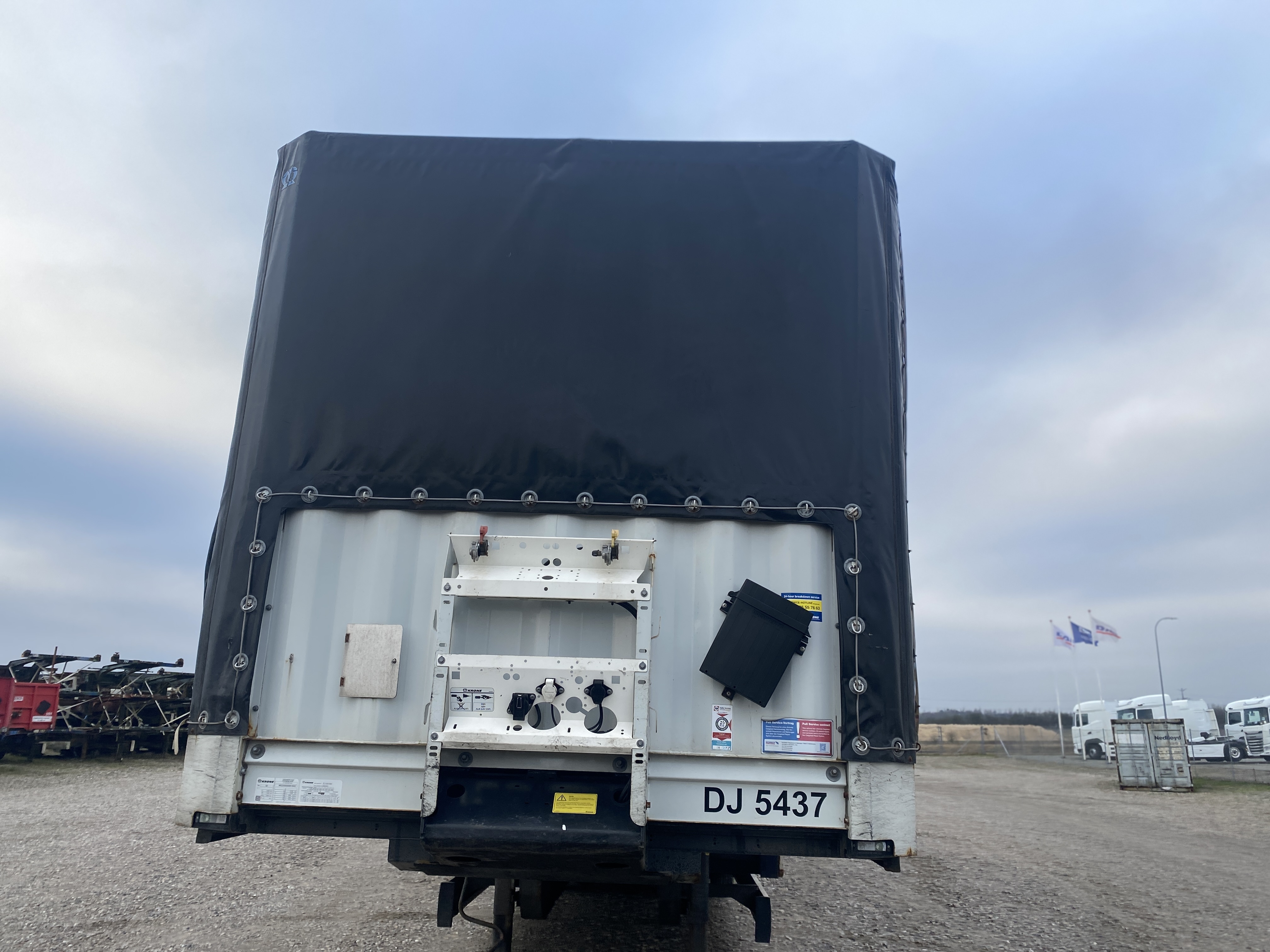 Krone 3-akslet nedbygget med alusider samt skydetag