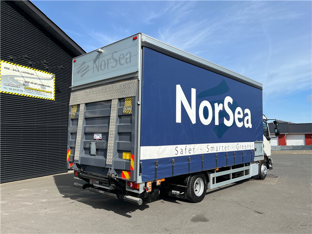 Volvo FL210 lad med skydepresning og stor lift