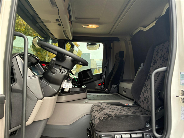 Scania P 250 B4x2NB Boks/lift