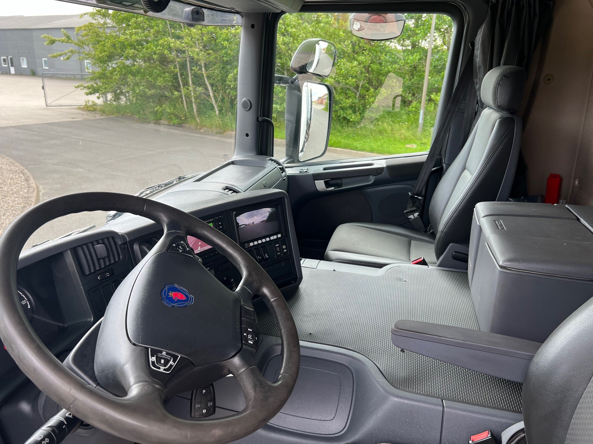 Scania P280 med HMF 1720 kran