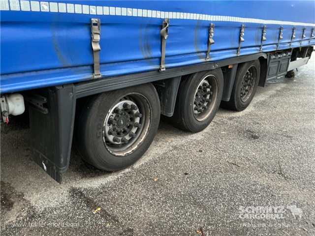 Schmitz Semi Curtainsider Mega