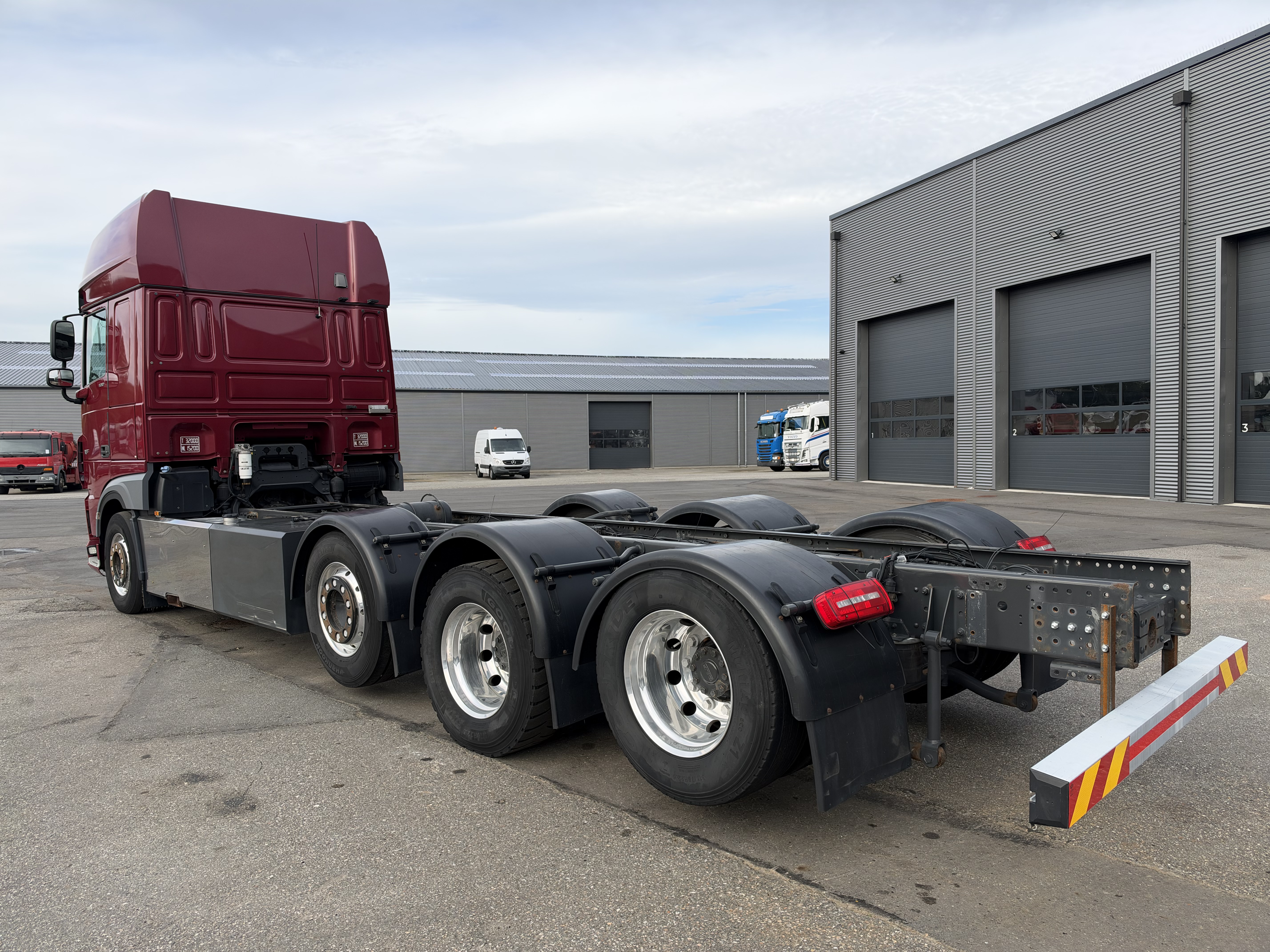 DAF XF530 8x2/4 Super Space Cab chassis
