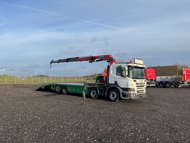 Scania P450 8X2*6 Knæklad + Kran HMF1820 – Machinetransporter