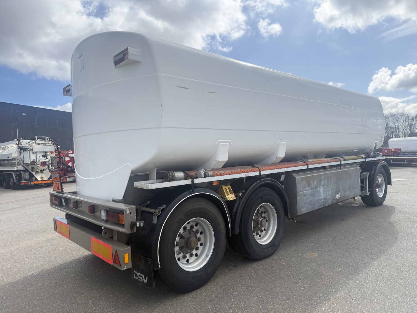 HMK Bilcon 27.000 l. ADR 5 rum