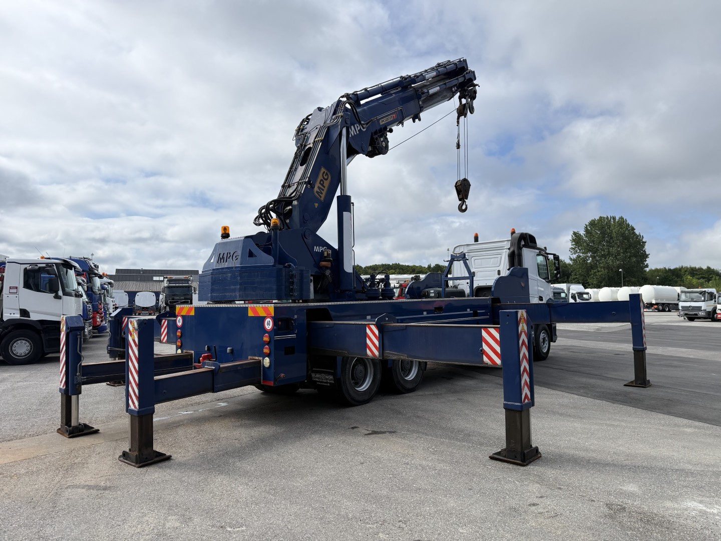 Mercedes Arocs 4153 8x4 Kran MPG 220 TM7 (Kun 8000 km)